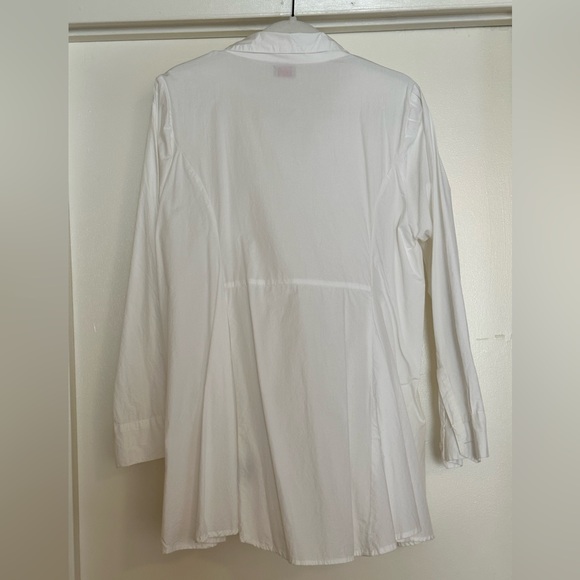 EUC 100% crisp white cotton percale button front, collared shirt by Tulip. - Picture 6 of 6